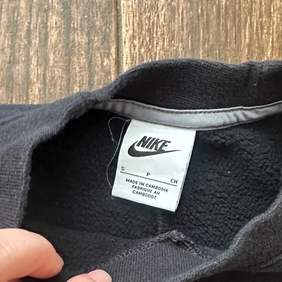 Nike Youth Black Crewneck Sweatshirt Swoosh Logo Pullover Size S - Picture 2 of 5